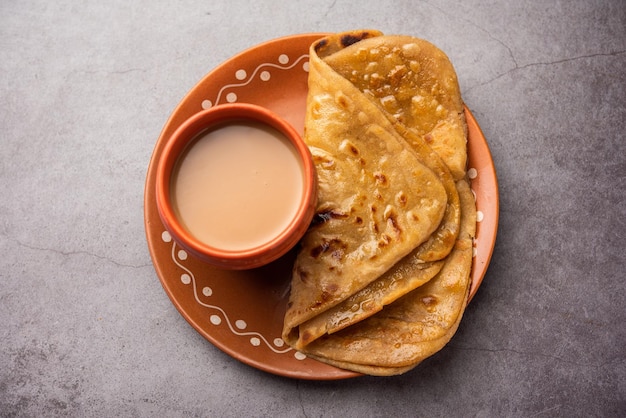 Chai paratha hot tea servido com flatbread é uma refeição simples tradicional da índia e do paquistão