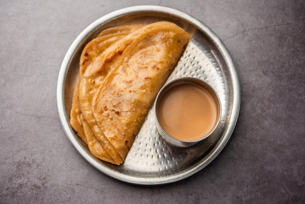 Chai Paratha Hot Tea servido com Flatbread é uma refeição simples tradicional da Índia e do Paquistão
