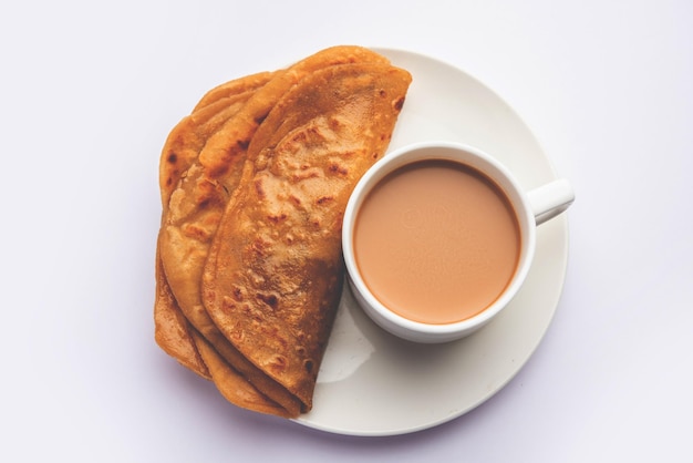 Chai Paratha Hot Tea serviert mit Fladenbrot ist eine traditionelle einfache Mahlzeit aus Indien und Pakistan