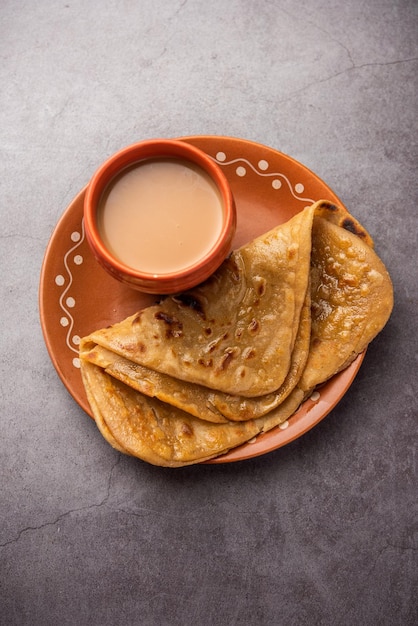 Chai Paratha Hot Tea serviert mit Fladenbrot ist eine traditionelle einfache Mahlzeit aus Indien und Pakistan