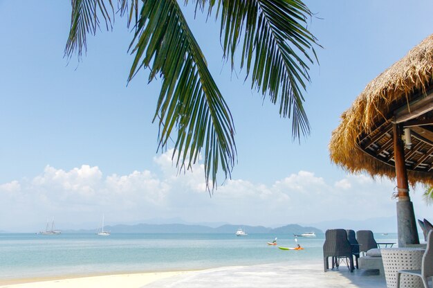 Chaise longue, sob, ligado, a, praia arenosa, por, a, mar, e, céu, com, espaço cópia