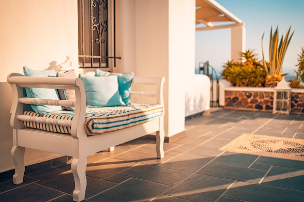 Chaise Lounge Freizeit auf der Terrasse mit Meerblick Insel Santorini Griechenland Sommerurlaubsstimmung