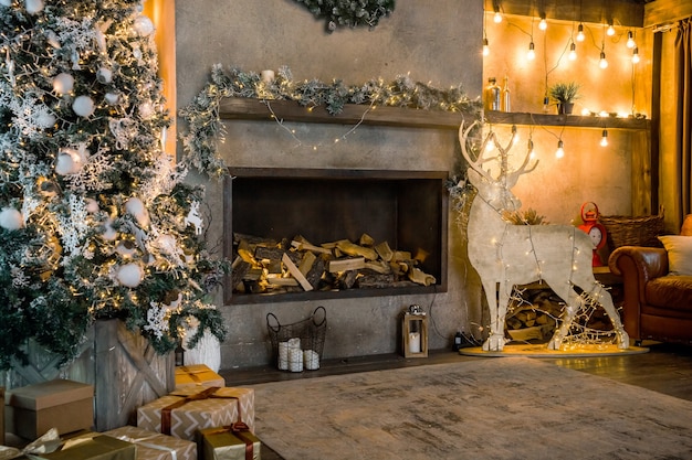 Chalé com decoração de natal, lareira no interior do quarto