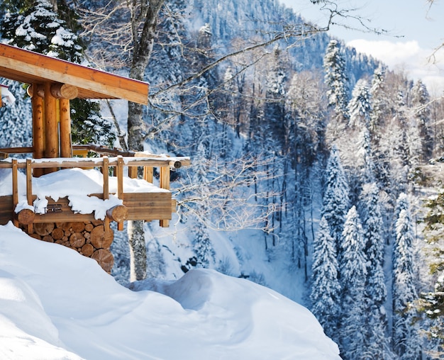Chalé de esqui de madeira na neve, vista da montanha
