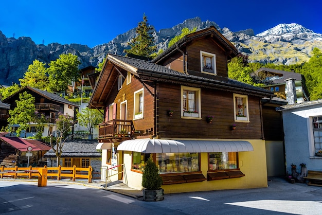 Chalé e hotéis na vila suíça nos Alpes Leukerbad Leuk Vis