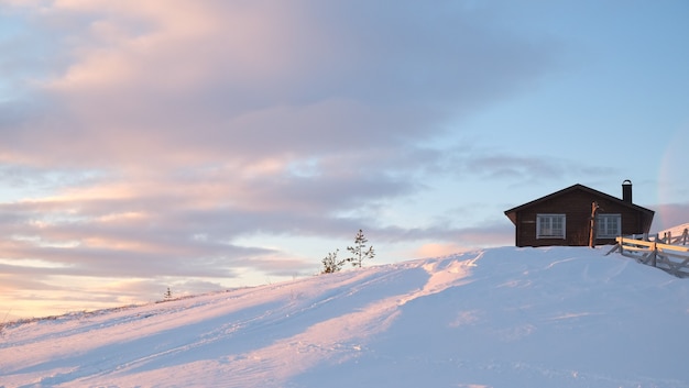 Chalé pequeno em uma montanha isolada de neve na Suécia Localização romântica Atmosfera de Natal