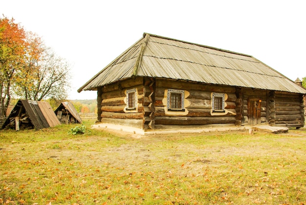 Chalé rural ucraniano tradicional com telhado de palha