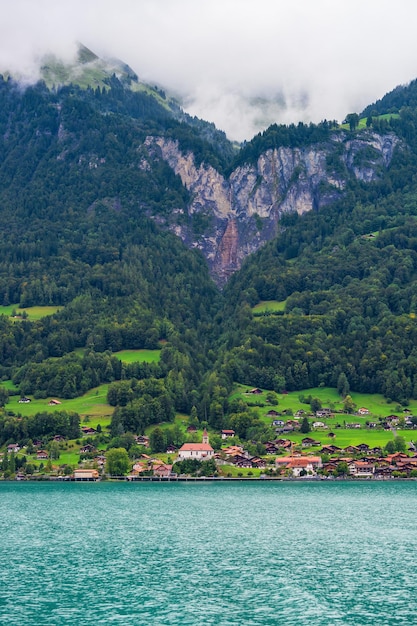 Chalé suíço tradicional na montanha do Lago Brienz e Brienzer Rothorn em Interlaken no Cantão de Berna na Suíça