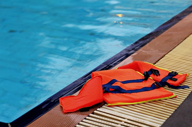 chaleco salvavidas naranja en la piscina