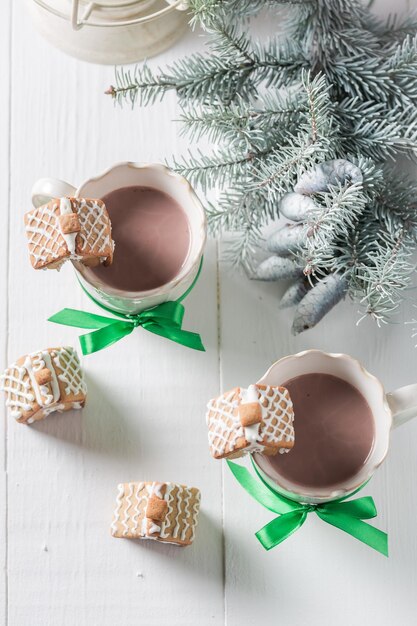 Chalés de gengibre caseiro com chocolate quente e doce