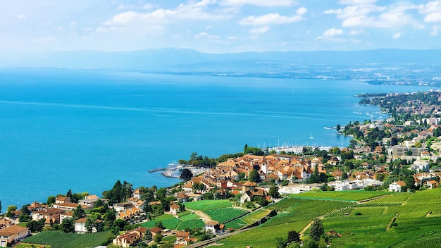 Chalés em Vineyard Terraces trilha de caminhada de Lavaux, Lago Genebra e montanhas suíças, distrito de Lavaux-Oron na Suíça