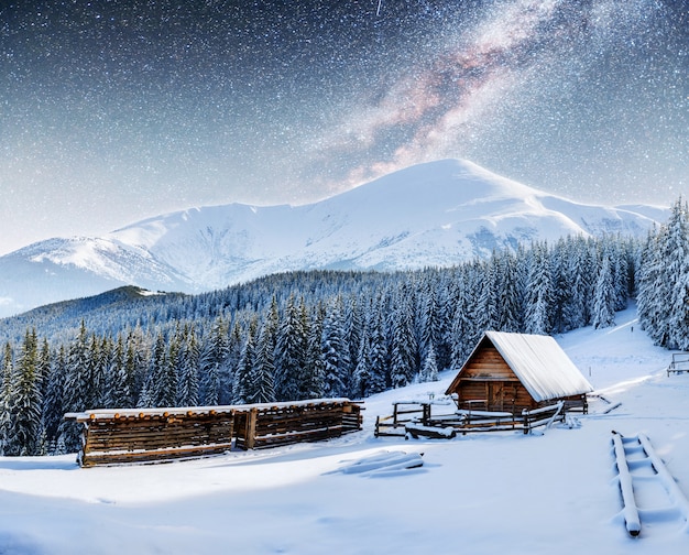 Chalés nas montanhas à noite sob as estrelas.