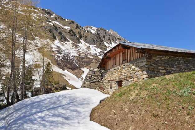 Chalet alpino tradicional con camino nevado