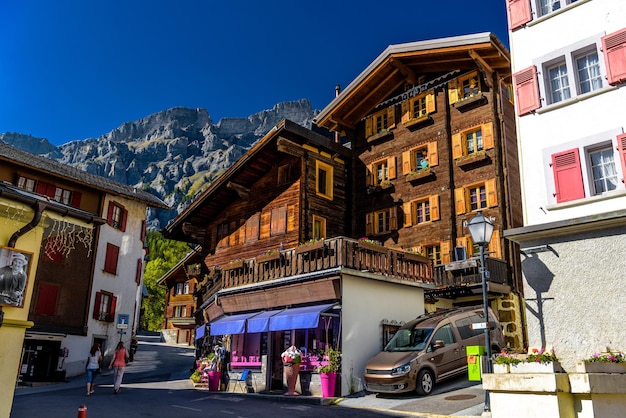 Chalet y hoteles en pueblo suizo en los Alpes Leukerbad Leuk Vis