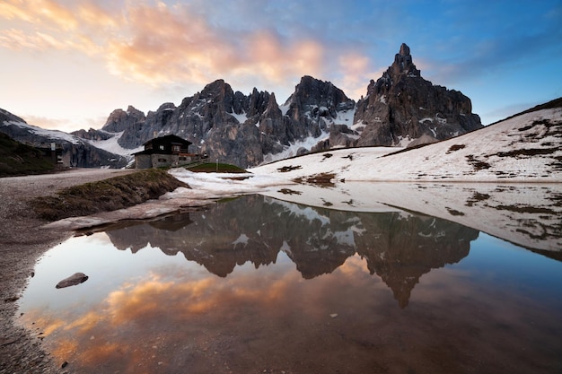 Foto chalet segantini en el lago