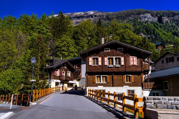 Chalet und Hotels im Schweizer Dorf in den Alpen Leukerbad Leuk Vis