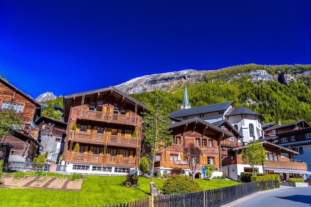 Chalet und Hotels im Schweizer Dorf in den Alpen Leukerbad Leuk Vis