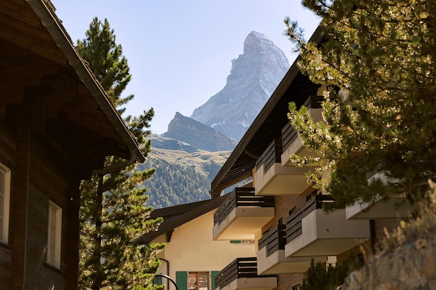 Chalets de la ciudad turística de Zermatt con la montaña Matterhorn en Suiza en verano.