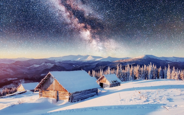 chalets en las montañas en la noche bajo las estrellas. Cárpatos, Ucrania