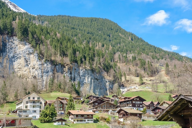 Chalets tradicionales de la aldea en el valle de Lauterbrunnen en la primavera