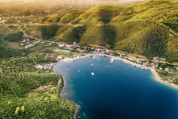 Chalkidiki, Sitonia von oben, Griechenland. Blick auf Porto Koufo. Sommerreise-Urlaubskonzept