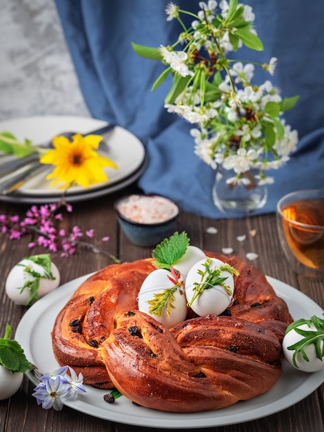 Challa-brot mit rosinen, kardamom und vanille auf einem weißen teller