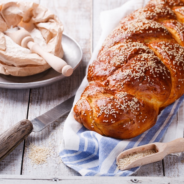 Challah-Brot mit Sesamkörnern. Gebäck, Mehl und Sesam