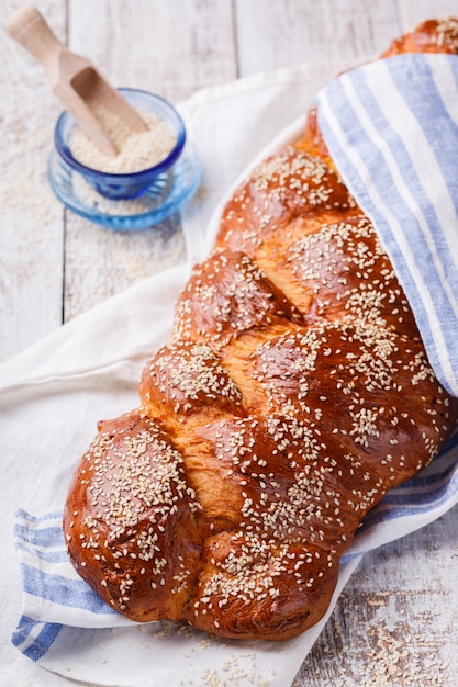 Challah-Brot mit Sesamkörnern. Gebäck, Mehl und Sesam