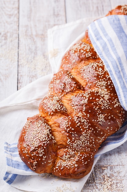 Challah-Brot mit Sesamkörnern.