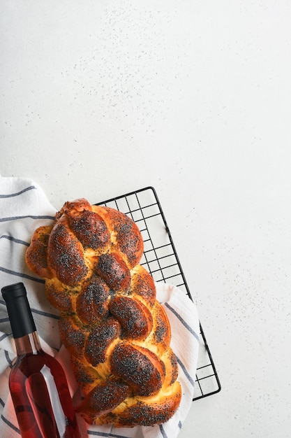 Challah-Brot Sabbat-Kiddusch-Zeremonie Zusammensetzung Frisch traditionell gebackenes hausgemachtes geflochtenes Challah-Brot für Schabbat und Feiertage auf hellgrauem Hintergrund Schabbat Shalom Draufsicht Kopierbereich