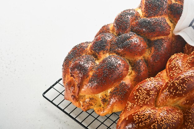 Challah-Brot Sabbat-Kiddusch-Zeremonie Zusammensetzung Frisch traditionell gebackenes hausgemachtes geflochtenes Challah-Brot für Schabbat und Feiertage auf hellgrauem Hintergrund Schabbat Shalom Draufsicht Kopierbereich