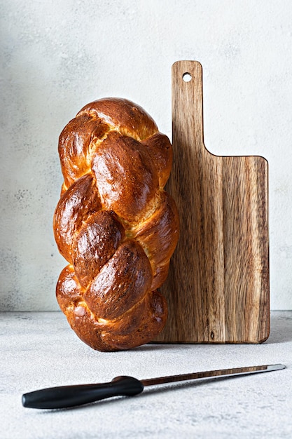 Challah o Hala es un sabbath fresco dulce judío tradicional Pan trenzado (pan), bollo fresco