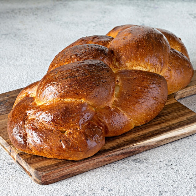 Challah oder Hala ist ein traditioneller jüdischer süßer frischer Sabbat Geflochtenes Brotlaib frisches Brötchen