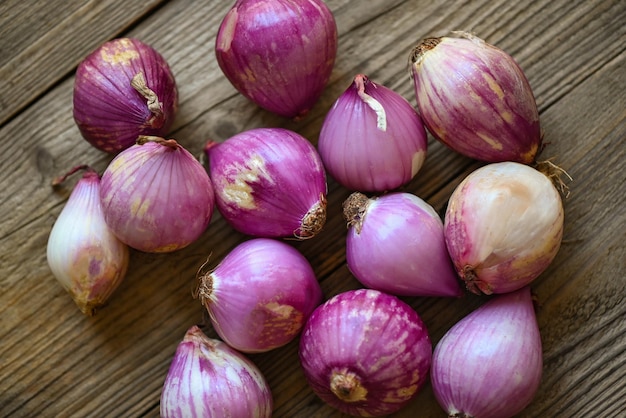 Chalotas ou cebola roxa cebola roxa em fundo de madeira chalota fresca para produtos medicinais ou ervas e especiarias comida tailandesa feita a partir desta chalota crua