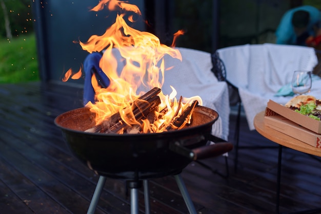 Chama da churrasqueira para churrasco, churrasqueira ao ar livre, cozinhando alimentos