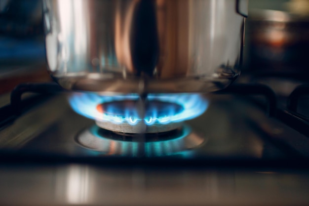 Foto chama de gás queimando em uma panela de fogão de gás da cozinha