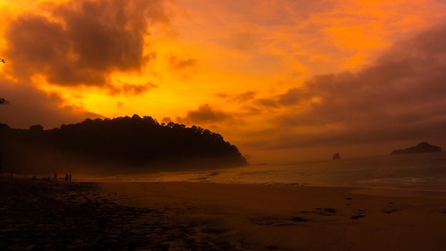 Chama do nascer do sol na praia