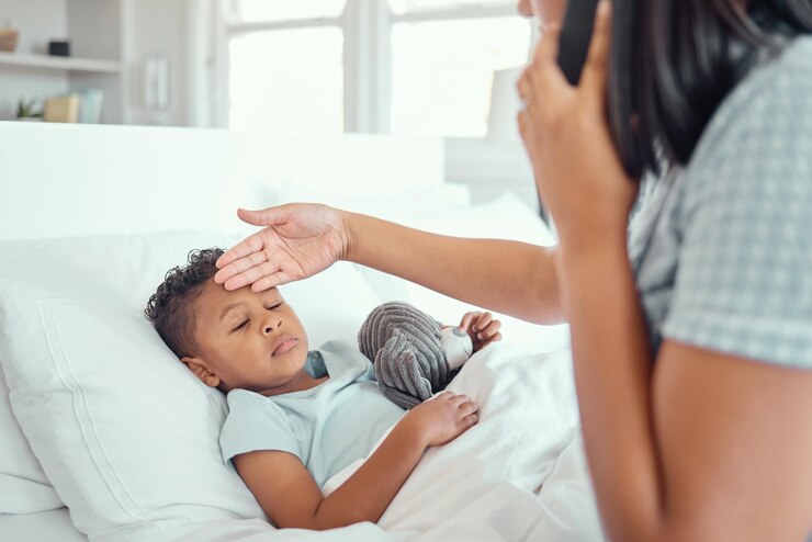 Foto chama telefónica da mãe e do menino doente no quarto, verifica a febre e consulta médica para aconselhamento pediátrico, cuidados de saúde, sensação de testa e gripe com a mulher, monitoramento do apartamento e conversa virtual.