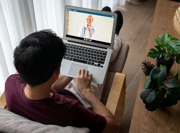 Chamada de vídeo do médico on-line pelo aplicativo de software de telemedicina moderno para reunião virtual com o paciente