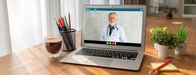 Chamada de vídeo do médico on-line pelo aplicativo de software de telemedicina moderno para reunião virtual com o paciente