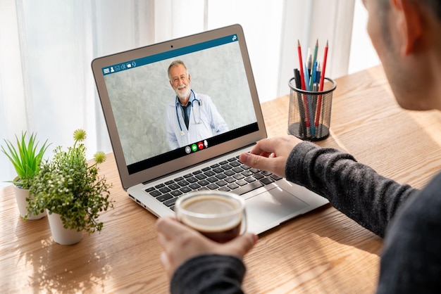 Foto chamada de vídeo do médico on-line por aplicação de software de telemedicina moderna para reunião virtual com o paciente