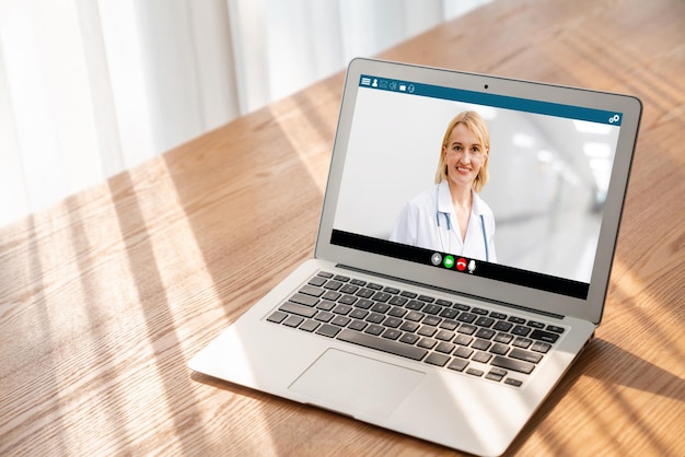 Chamada de vídeo médica on-line pelo aplicativo de software de telemedicina modish