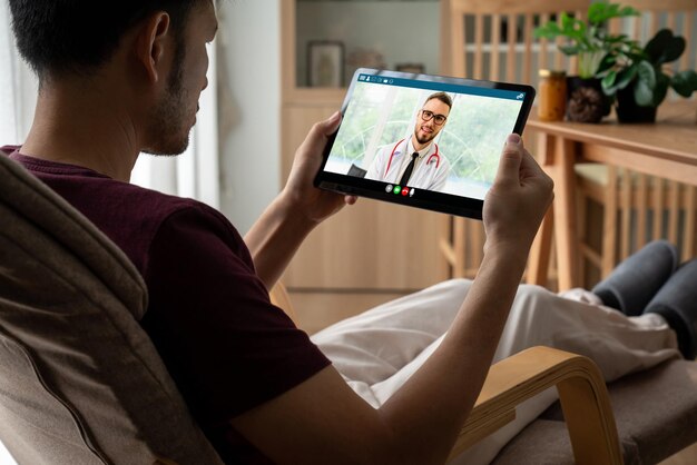 Chamada de vídeo médica on-line pelo aplicativo de software de telemedicina modish