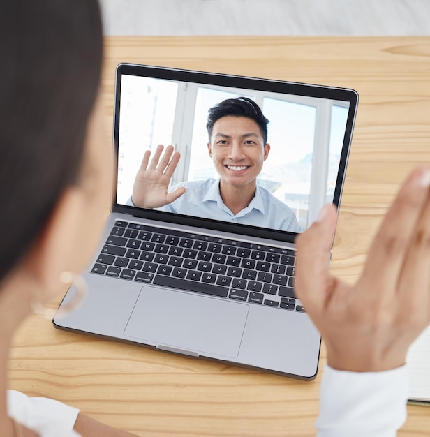 Chamada de vídeo na tela do laptop e reunião do empresário para colaboração global rede b2b ou comunicação on-line Zoom chama pessoas internacionais e gerente da China com atualização digital da empresa