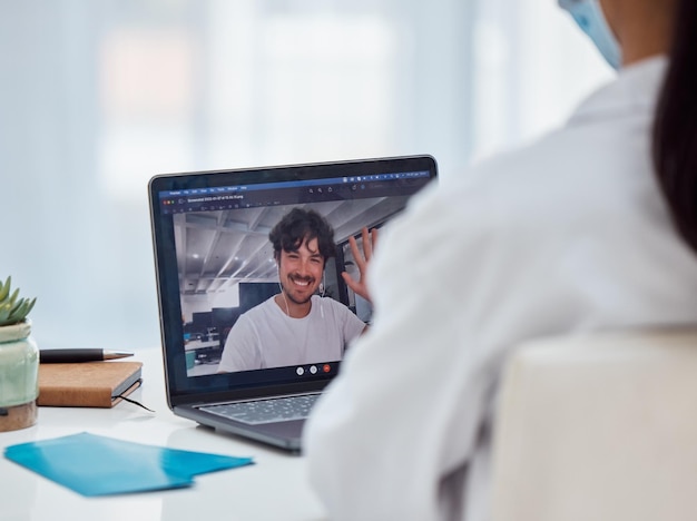 Foto chamada de vídeo telessaúde cobiçosa e paciente na tela do laptop com médico em consulta de assistência médica suporte ou conselho virtual chamada de zoom tecnologia de pc e consultor de trabalhador médico no vírus corona