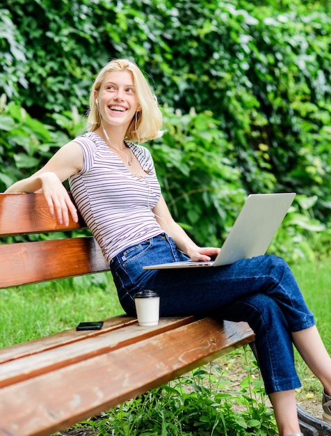 Chamadas de poder da natureza Trabalho de garota com laptop no parque Escritório de ambiente natural Razões pelas quais você deve levar seu trabalho para fora Trabalho remoto na internet Notebook Conceito de educação Trabalhar no parque