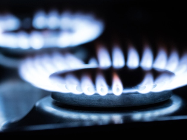 Foto chamas azuis de gás em um queimador de fogão a gás de cozinha