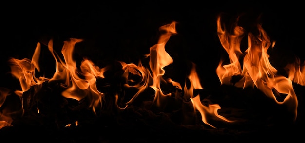 Chamas de chamas de fogo em fundo preto. Chama de queimadura de fogo isolada, textura abstrata. Efeito de explosão flamejante com fogo ardente.