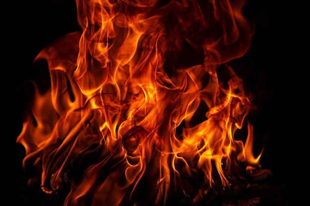Chamas de chamas de fogo no fundo preto queimam chamas de fogo isoladas textura abstrata explosão flamejante wi