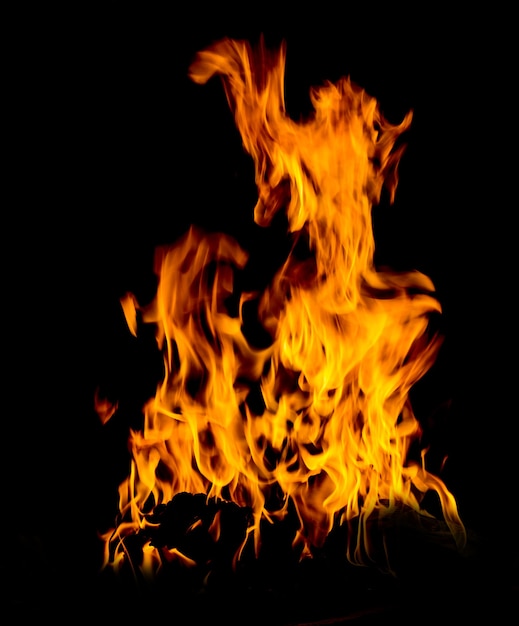 Chamas de fogo isoladas em um fundo preto